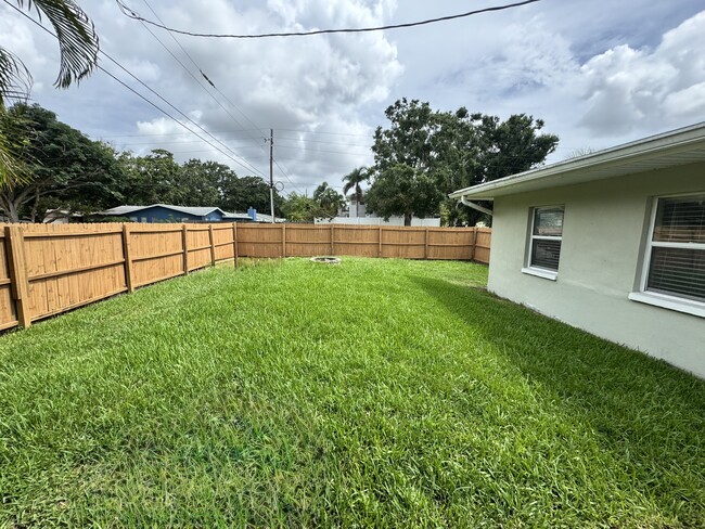Building Photo - 1400 Viewtop Dr