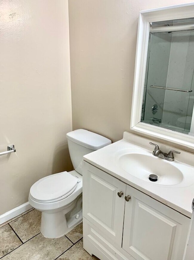 Building Photo - Great 2 bed, 1.5 Bath Condo with Garage in...