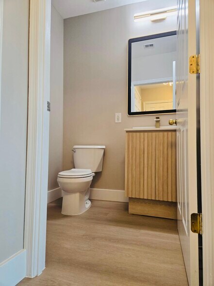 Building Photo - 100 Harborview Dr