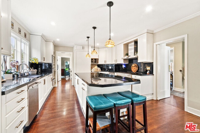 Building Photo - 401 N McCadden Pl