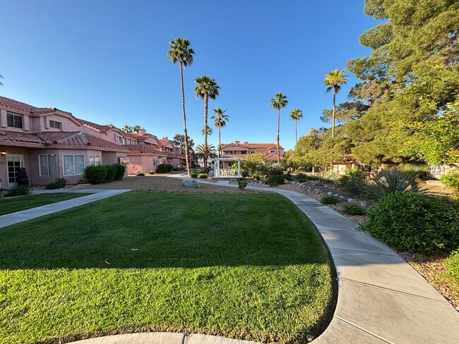 Building Photo - Stunning 3Bed/2Bath/2Car 1st Floor Condo with Private Yard, and Luxurious Amenities!