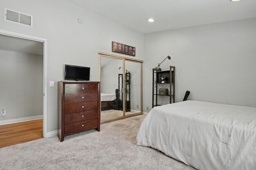 Building Photo - 5706 Comanche Ave