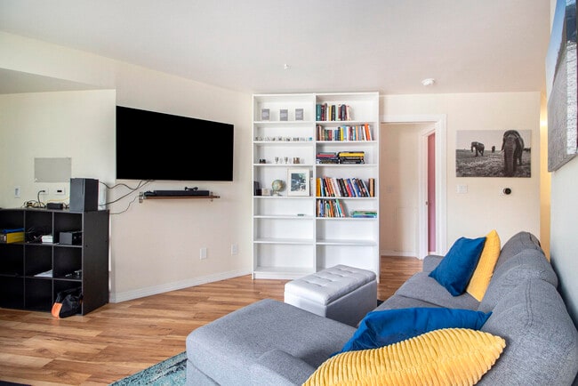 Building Photo - 2221 S Huron Pkwy