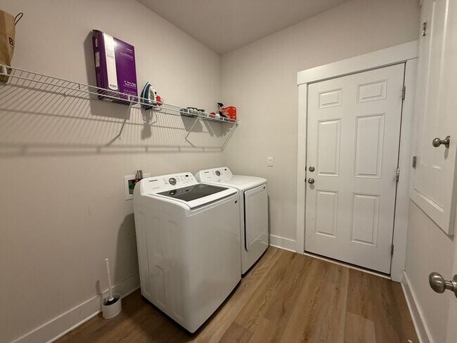 Building Photo - Pensacola - Kaheeley Ridge - 4 bedroom, 3 bathroom - lawn care included