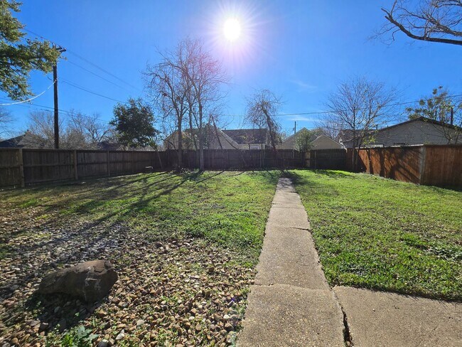 Building Photo - Spacious 3 Bedroom 2 Bath in Bryan!