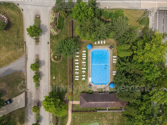 Building Photo - 804 Fairways Dr