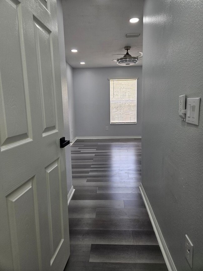 Building Photo - Stunning Fully Renovated Townhouse for rent in Land O' Lakes – Your Dream Home Awaits!