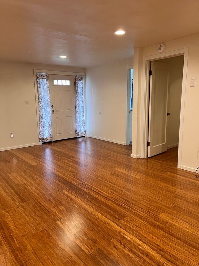 Building Photo - SIngle Family 2 Bedroom 1 Bath Home on Lar...