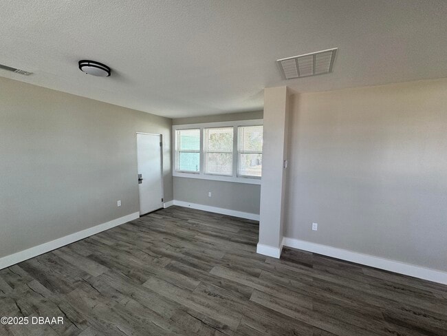 Building Photo - 127 Moore Ave