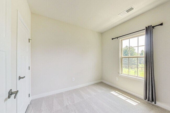 Building Photo - Meticulously Maintained 3 bedroom, 2.5 bat...