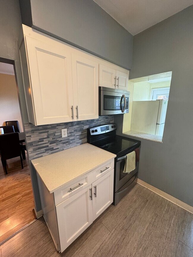 Building Photo - 5 Bedroom 2.5 Bath in Squirrel Hill