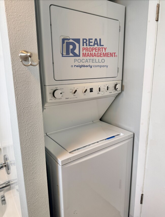 Building Photo - 1921 Monte Vista Dr