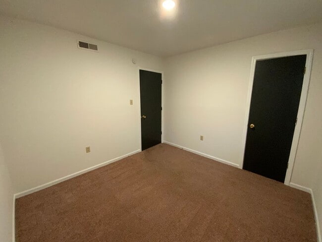 Building Photo - 3 Bedroom/1.5 bathroom Duplex