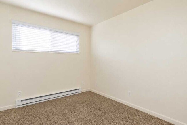 Building Photo - North Beacon Hill 1 Bedroom Apartment for Rent | Beacon Hill Light Rail Access, Balcony, Hardwood...