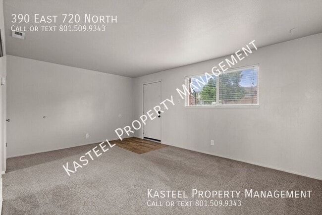 Building Photo - 390 720 N
