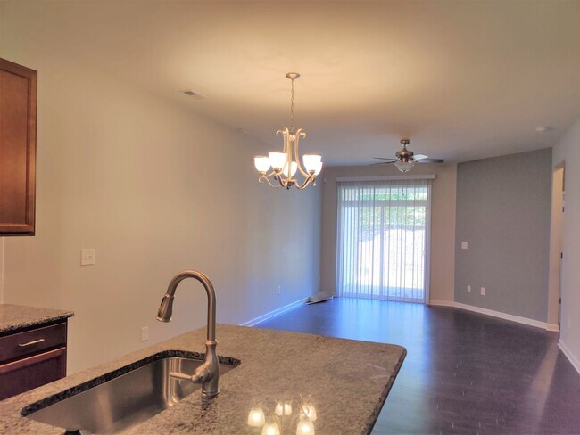 Building Photo - 4 Bedroom, 2.5 Bath Townhome in Savannah Townhomes