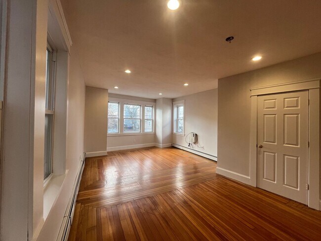 Building Photo - 98 Knight St