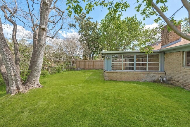 Building Photo - 807 Seacliff Dr