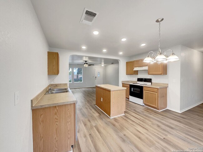 Building Photo - Charming 3 Bedroom 2 Bath home in Northeast Crossing.