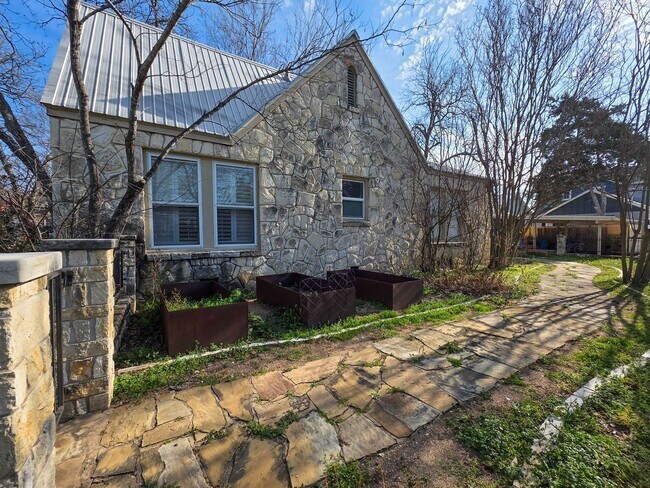 Building Photo - 3901 Red River St