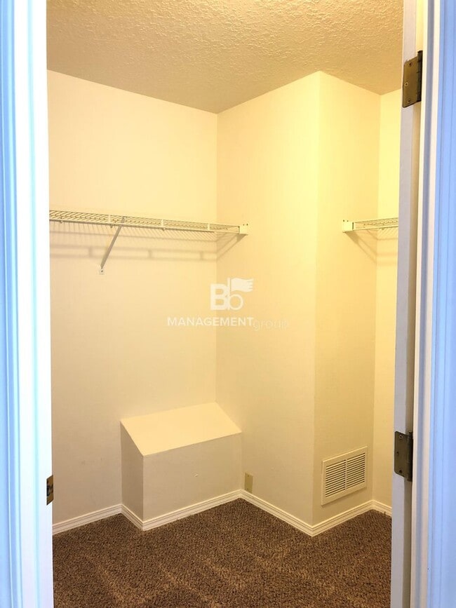 Building Photo - Gorgeous John's Landing Townhome- Luxurious Interior Renovation!