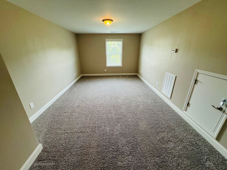 Building Photo - 1015 Callaway Dr