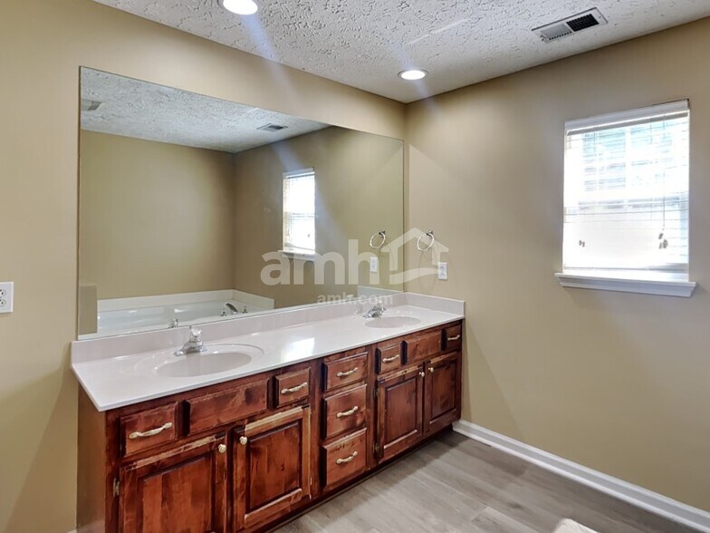 Building Photo - 544 Windy Rd