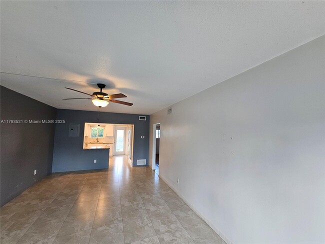 Building Photo - 733 NW 30th Ct