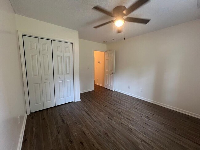 Building Photo - 3290 Valencia Dr