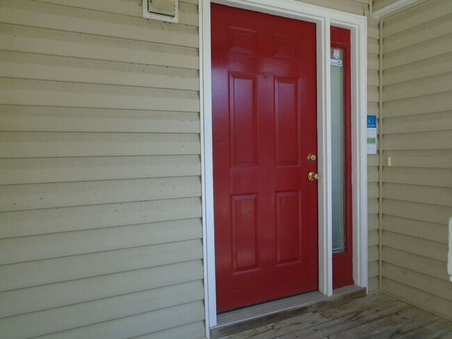 Building Photo - Updated move in ready 2 bedroom!