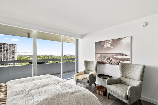 Building Photo - 1627 Brickell Ave