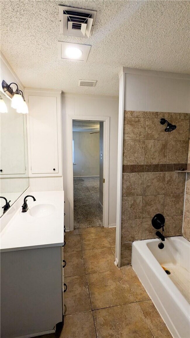 Building Photo - ***LABOR DAY SPECIAL! $600 OFF FIRST FULL ...