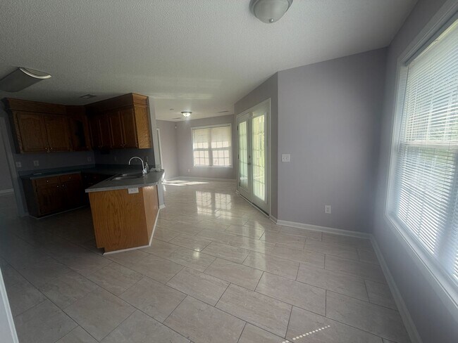 Building Photo - 3560 Oleander Dr