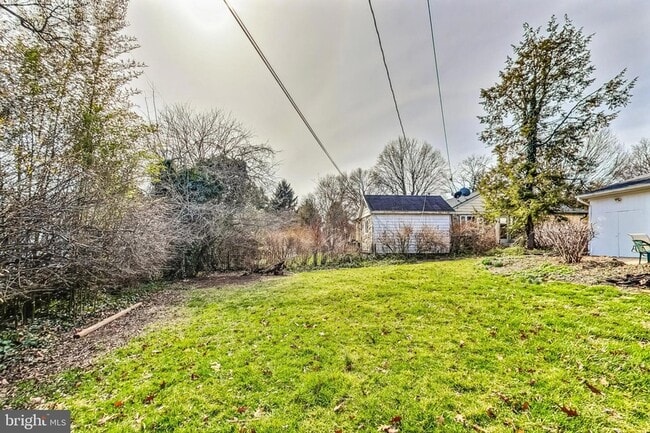 Building Photo - 1208 Pinewood Dr