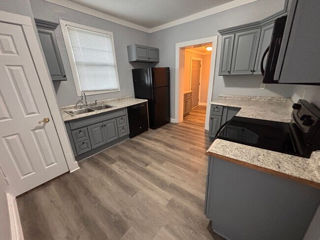 Building Photo - 3 Bedrooms, 2 Bathrooms - Home in Celenease!