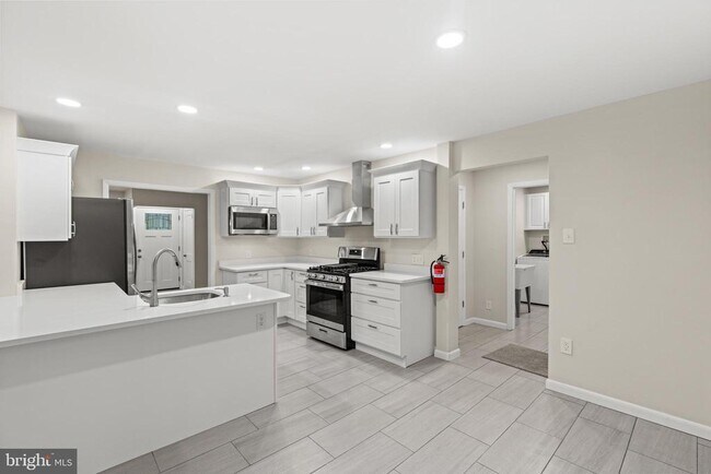 Building Photo - 705 Devon Rd