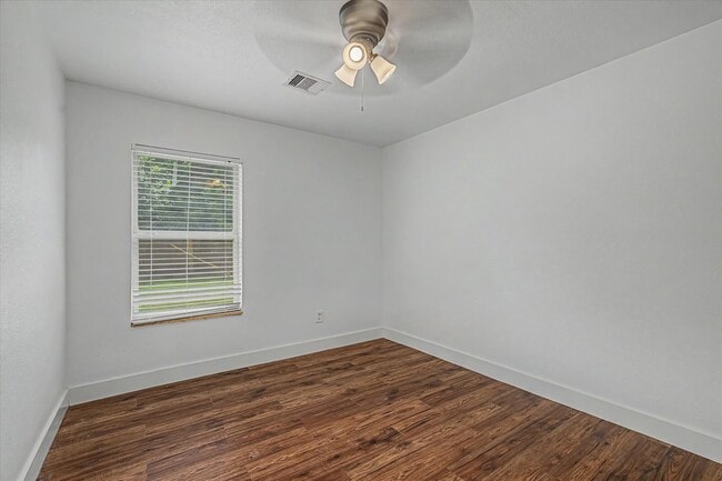 Building Photo - 8159 Glenhollow Dr