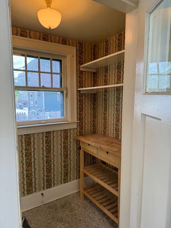 Building Photo - 845 E University Ave