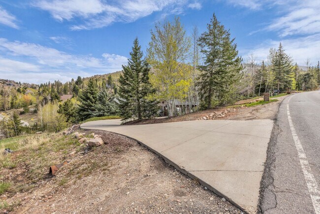 Building Photo - Pinebrook Luxury Remodeled Home