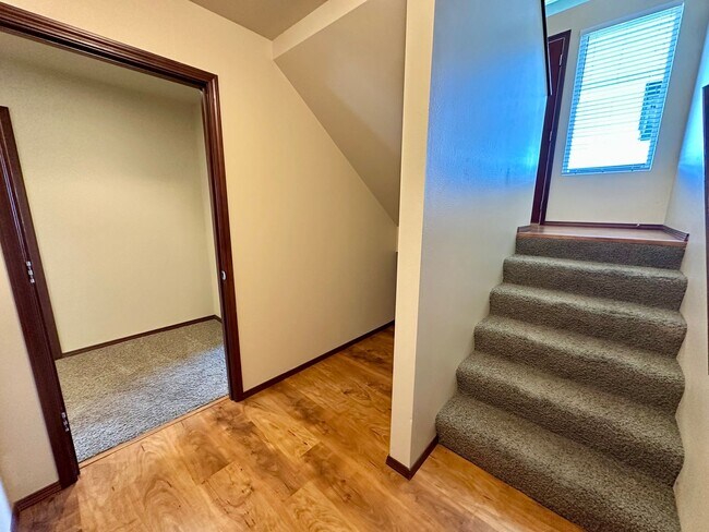 Building Photo - Large 5 Bedroom Home - North of CWU
