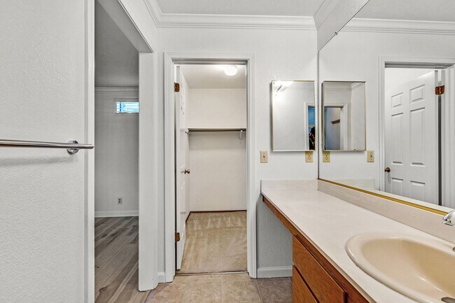 Building Photo - Beautiful Townhome in the Heart of Pleasanton