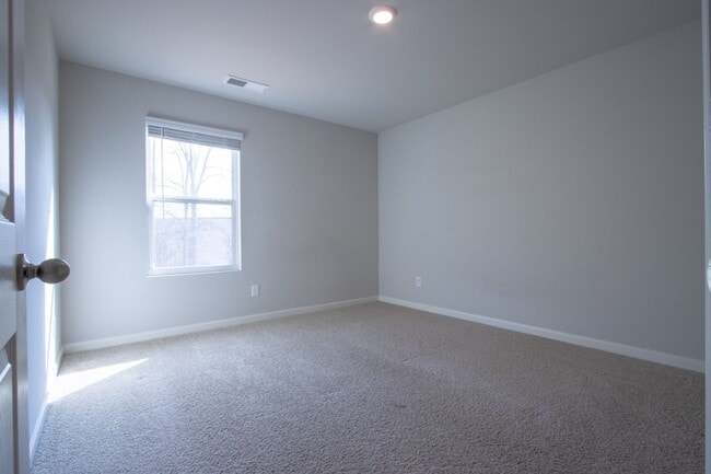 Building Photo - 325 Park W Blvd