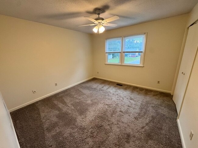 Building Photo - Adorable 2 bed 1 bath townhome! Short Dist...