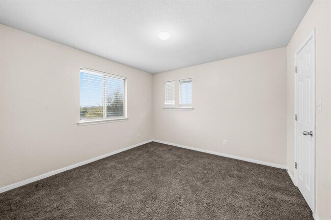 Building Photo - 601 Silver Wing Dr