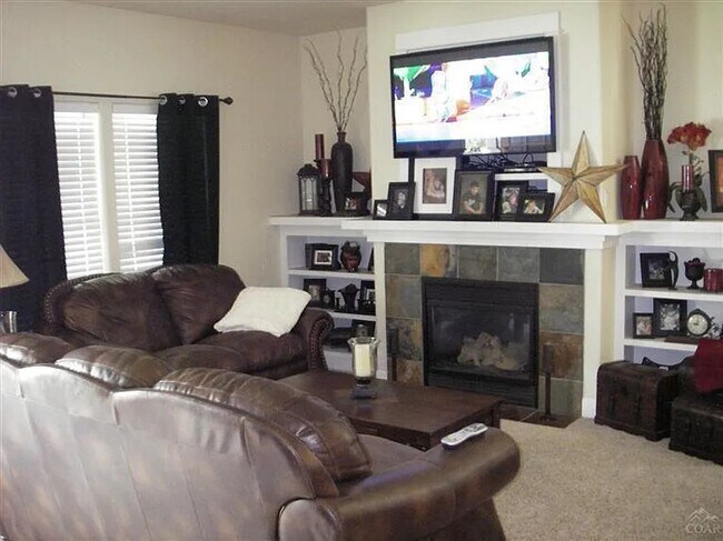 Building Photo - Adorable single-level 3x2 in desirable Fox...