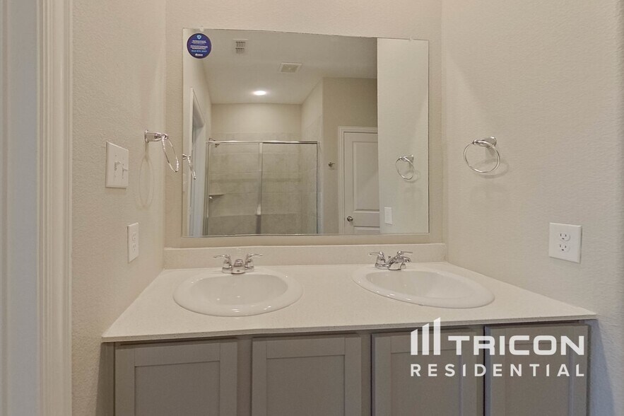Building Photo - 2513 Starwater Dr