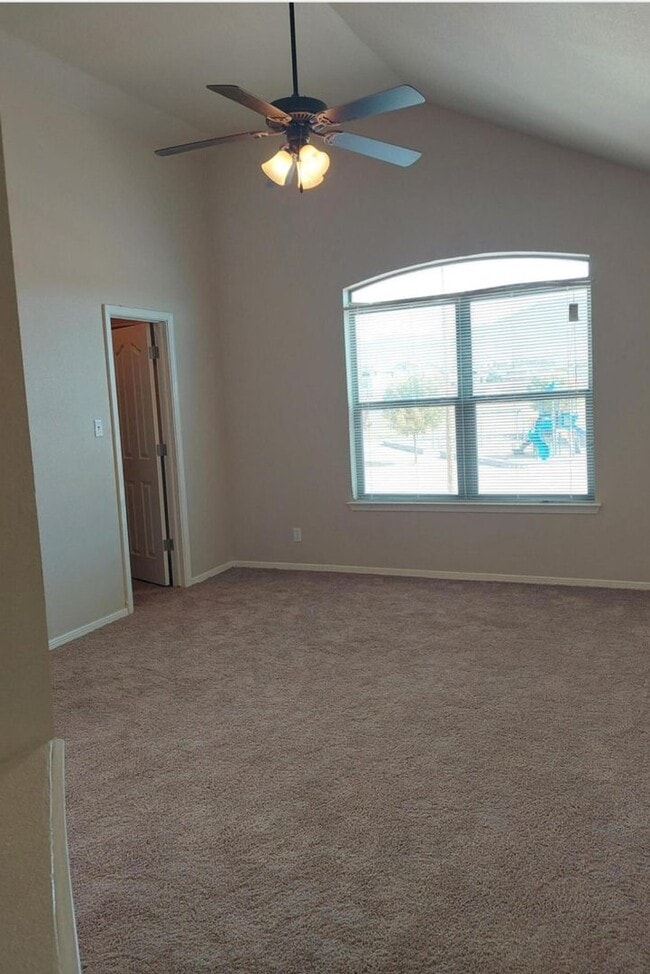 Building Photo - 3 bedroom 2 bathroom beautiful rental ! Available November