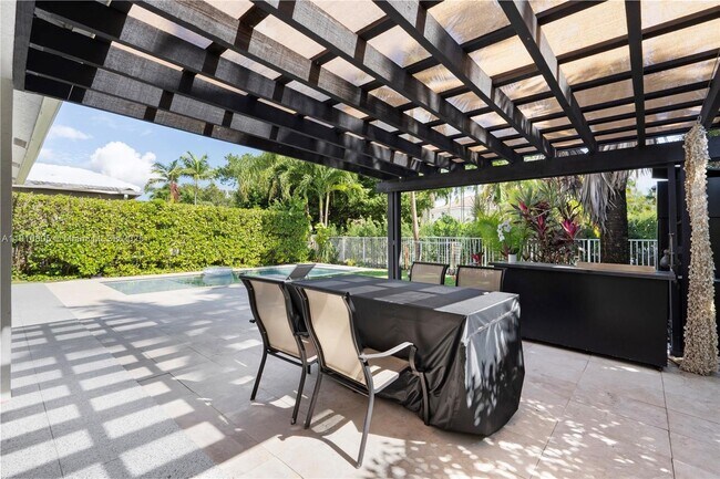 Building Photo - 932 Nandina Dr