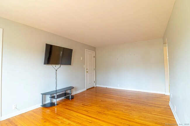 Building Photo - 405 Noank Ledyard Rd