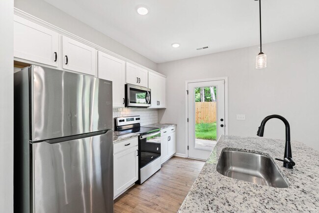 Building Photo - Nearly New 3 Bedroom home minutes to downt...